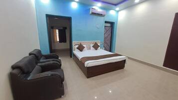 Family Room | Room amenity