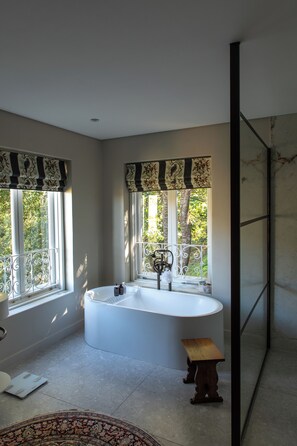 Douche, sèche-cheveux, bidet, serviettes fournies