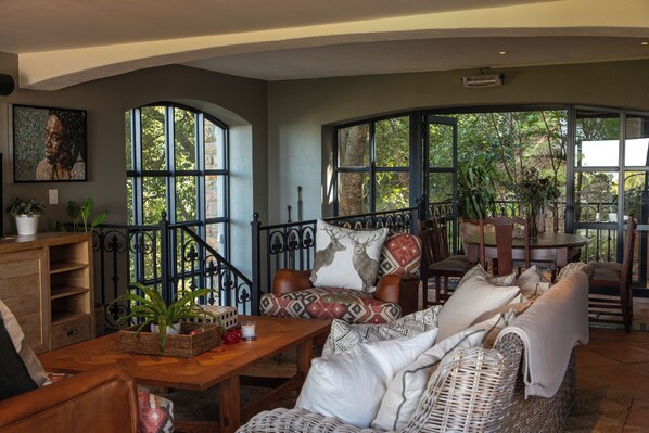 Smart TV, books, stereo, printers