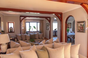 Een smart-tv, boeken, een stereo en een printer