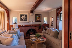 Smart-tv, böcker, en stereo och printers