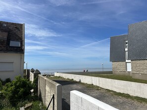 Property grounds - Modern 5-bedroom villa by the beach with parking included (Jullouville)