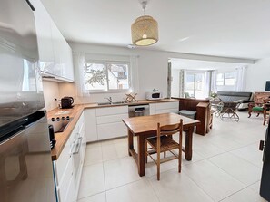 Fridge, microwave, oven, stovetop - Modern 5-bedroom villa by the beach with parking included (Jullouville)