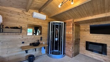 1 bedroom, in-room safe, desk, free WiFi