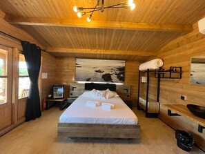 1 bedroom, in-room safe, desk, free WiFi
