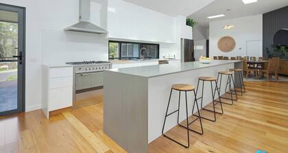 SPACIOUS COASTAL RETREAT an easy walk to river or beach