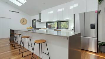 Geladeira, micro-ondas, fogão, cooktop