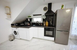 Micro-ondes, four, plaque de cuisson, serviettes en papier