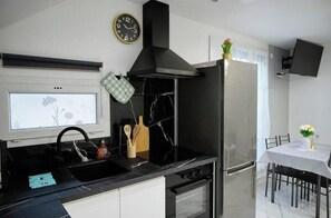 Microwave, oven, stovetop, paper towels - Appartement Bronze 2 Pièces de 44 m2 (Noisy-le-Sec)