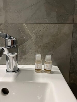 Douche, sèche-cheveux, serviettes fournies, savon