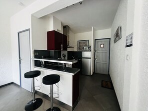 Kühlschrank, Mikrowelle, Herdplatte, Geschirrspüler