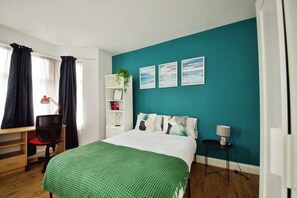 4 bedrooms, iron/ironing board, WiFi, bed sheets