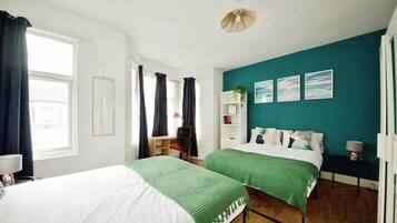 4 bedrooms, iron/ironing board, WiFi, bed sheets