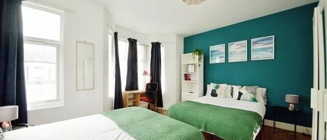 4 dormitoris, planxa i posts de planxar, wifi i roba de llit