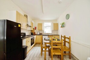 Fridge, microwave, oven, stovetop - The Green Garden House -Stunning large house near Shopping centre, Finsbury Park (Greater London)