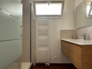 Bathroom - Renovated villa 80m², 3 bedrooms, 8 people, terrace, parking (La Palmyre)