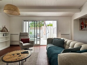 TV - Renovated villa 80m², 3 bedrooms, 8 people, terrace, parking (La Palmyre)