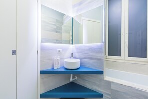 Apartment | Badezimmer | Badewanne und Dusche (separat), Haartrockner, Bidet, Handtücher