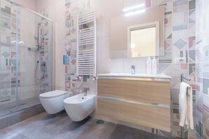 Apartment | Bathroom | Separate tub and shower, hair dryer, bidet, towels - Arenella Family Apartment  (Naples)