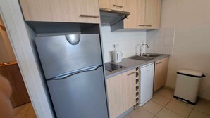 Cafetera y tetera, refrigerador, microondas y parrilla de estufa