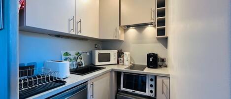 Frigorifero, microonde, lavastoviglie, macchina per tè/caffè