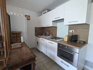 Stovetop, dishwasher, coffee/tea maker - Beachfront Duplex with Direct Sand Access, Private Garden, and AC in La Grande-Motte (La Grande-Motte)