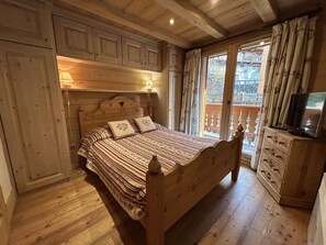 3 室のベッドルーム、WiFi (無料)、ベッドシーツ