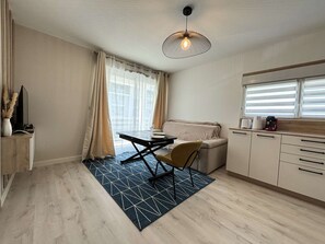 TV - Lovely 2-room apt renovated 2023, sleeps 4, balcony, parking, near shops La Rochelle (La Rochelle)