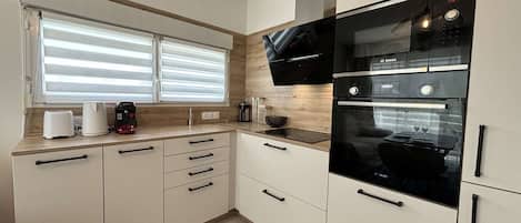 Mikrowelle, Ofen, Geschirrspüler, Wasserkocher mit Kaffee-/Teezubehör