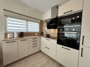 Microwave, oven, dishwasher, coffee/tea maker