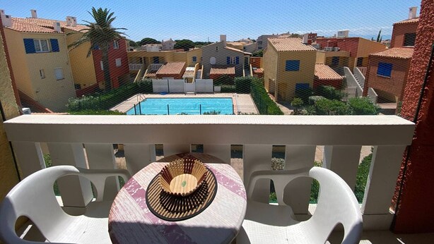 A balcony with a view of a swimming pool and surrounding buildings. - Studio Loft 4 people, Pool, Port Barcarès (Le Barcarès)