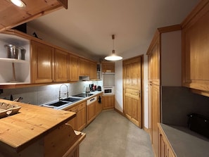 Fridge, microwave, oven, stovetop - 4-Room Apartment, 8 People with Balcony, Parking, Méribel Label (Méribel)