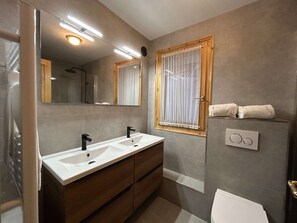 Towels - 4-Room Apartment, 8 People with Balcony, Parking, Méribel Label (Méribel)