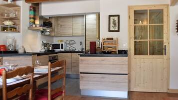 Refrigerador, microondas, horno, placa de cocina