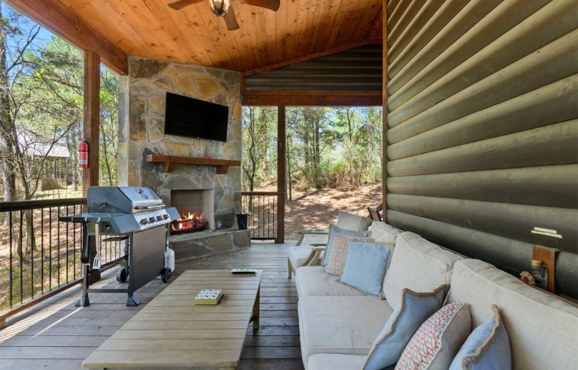 Relax in Nature! Couples or Family Getaway, Private Patio, Hot Tub, Fireplace!
