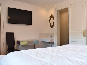5 bedrooms, free WiFi, bed sheets