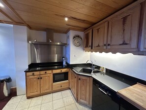 Kylskåp, mikrovågsugn, ugn och spishäll