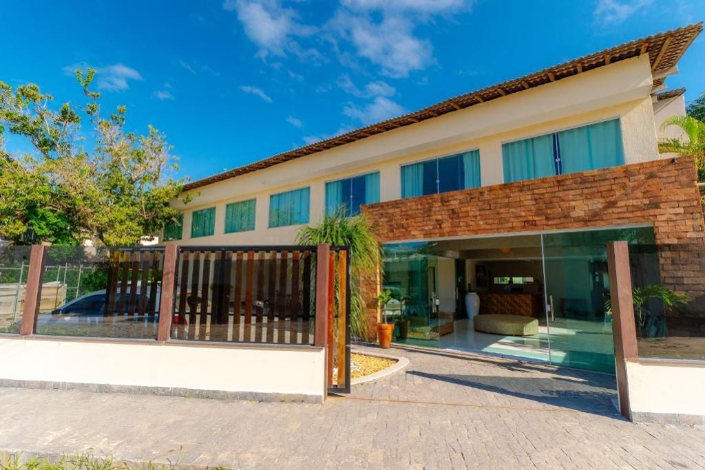 Un edificio moderno su due piani con tetto piatto, ampie finestre e ingresso in vetro.