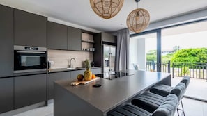 Frigorifero, microonde, forno, piano cottura