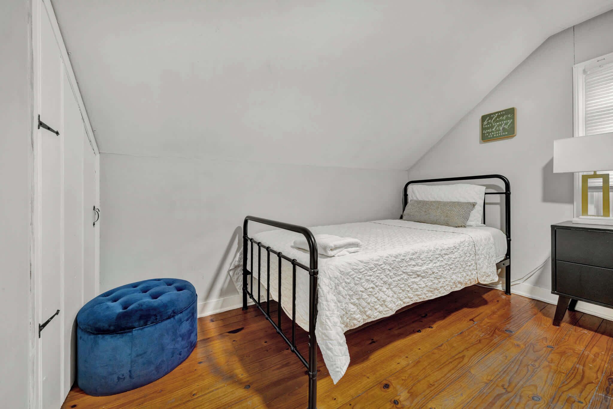 3 habitaciones, tabla de planchar con plancha, wifi y ropa de cama 