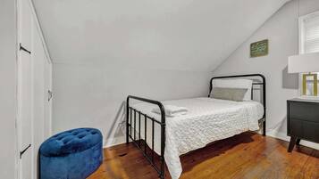 3 habitaciones, tabla de planchar con plancha, wifi y ropa de cama