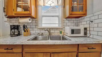 Kjøleskap, ovn, kokeplater og kaffetrakter/tekoker