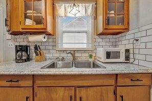 Kühlschrank, Ofen, Herdplatte, Wasserkocher mit Kaffee-/Teezubehör