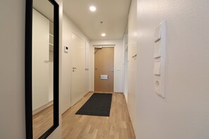 32-inch TV with cable channels - Forenom Serviced Apts Espoo Matinkylä (Espoo)