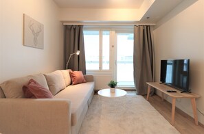 32-inch TV with cable channels - Forenom Serviced Apts Espoo Matinkylä (Espoo)