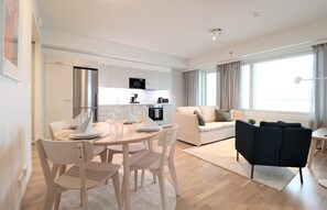 32-inch TV with cable channels - Forenom Serviced Apts Espoo Matinkylä (Espoo)
