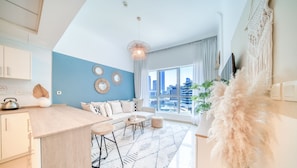 Appartement Deluxe | Coin séjour | TV connectée de 55 pouces avec chaînes numériques