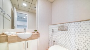 Combined shower/bathtub, hydromassage showerhead, hair dryer, bidet