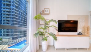 Deluxe-Apartment | Wohnbereich | 55-Zoll-Smart-TV mit Digitalempfang