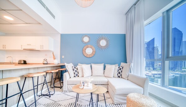 Leilighet – deluxe | Oppholdsområde | En 55-tommers smart-TV med digitale kanaler